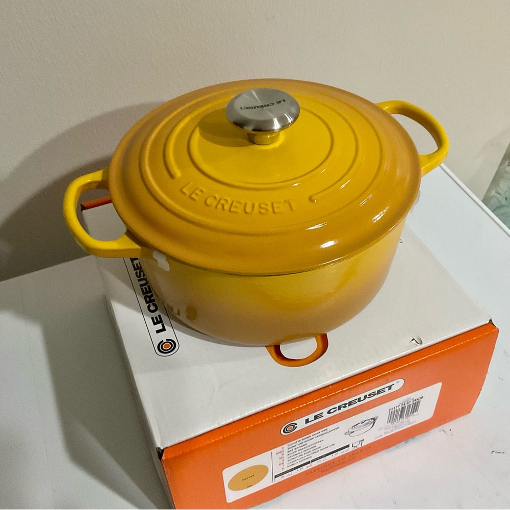 Le Creuset 4 1/2 qt Round Dutch Oven In Nectar